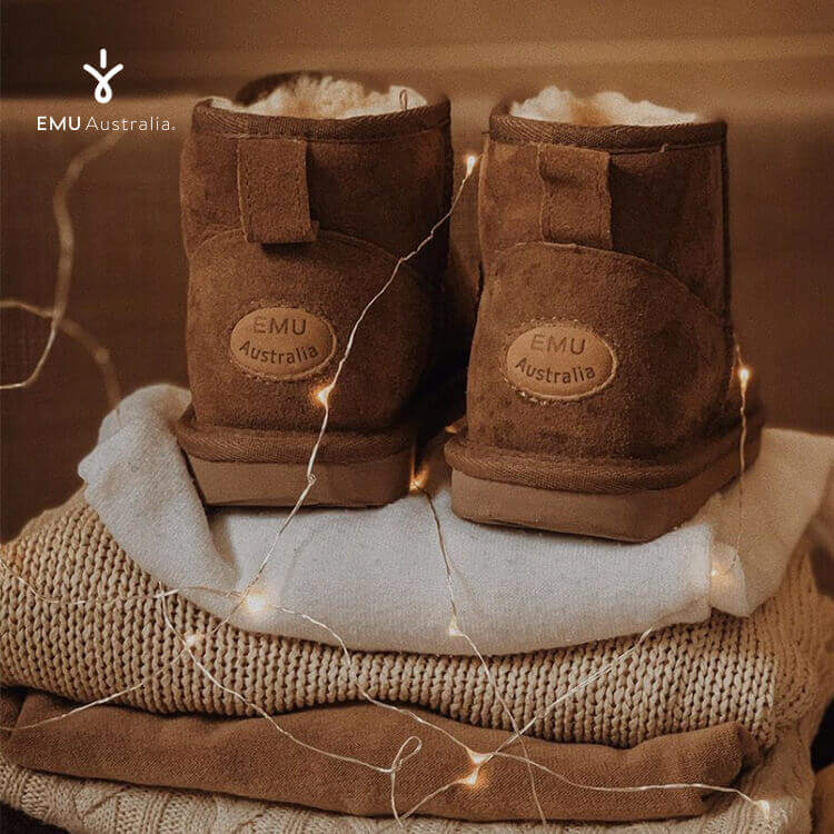 Ragazze che indossano stivaletti EMU Australia