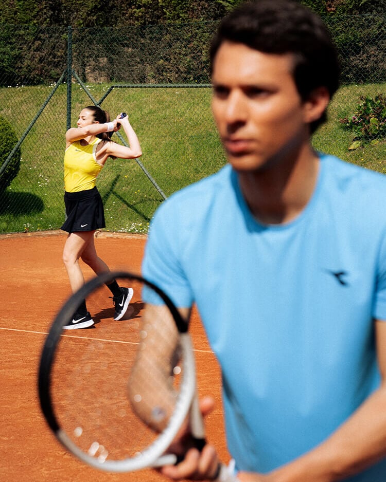 Persone che giocano su campo da tennis