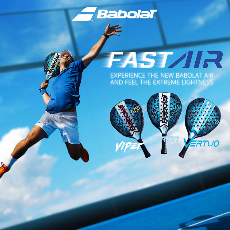 Ragazzo che sta per colpire una pallina da padel