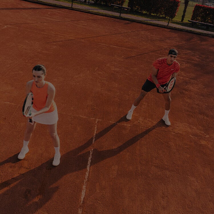 Ragazzi che giocano a tennis