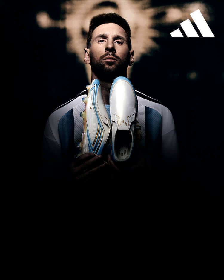 Messi che tiene le scarpe da calcio adidas F50 El &Uacute;ltimo Tango
