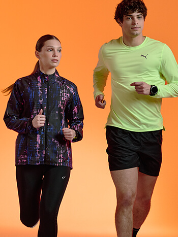 Ragazzi che corrono con abbigliamento running