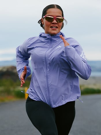 Ragazza che corre su strada