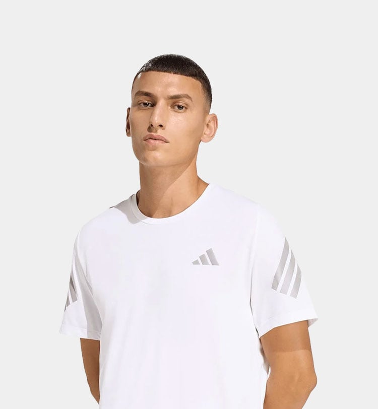 Ragazzo che indossa t-shirt adidas running