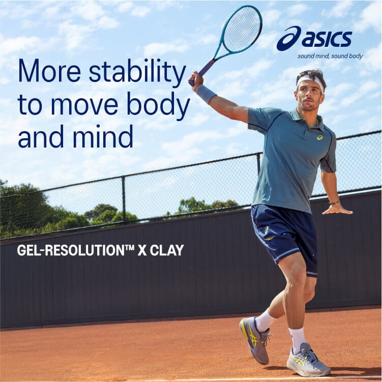 Musetti che gioca a tennis con scarpe Asics Gel-Resolution
