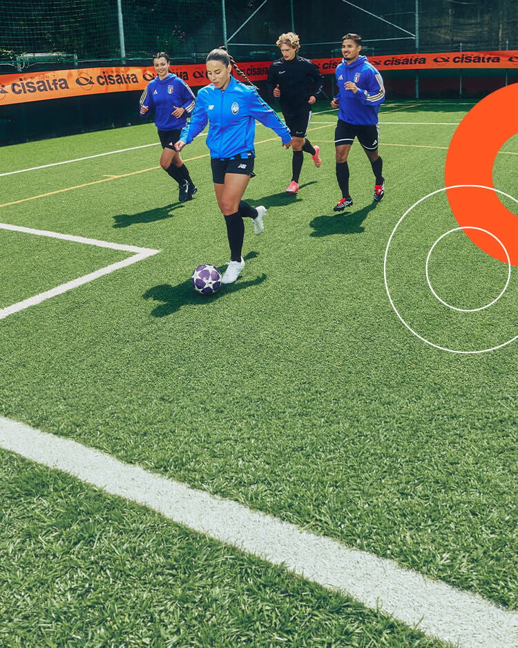 Ragazzi che giocano in campo da calcio