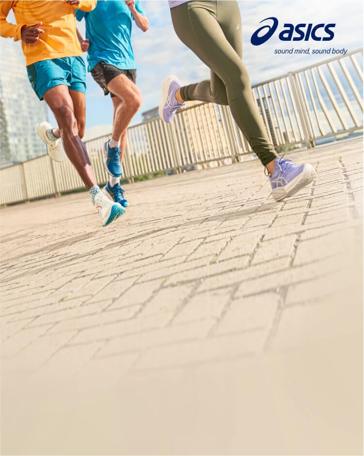 Ragazzi che corrono con scarpe da running Asics Cumulus 28