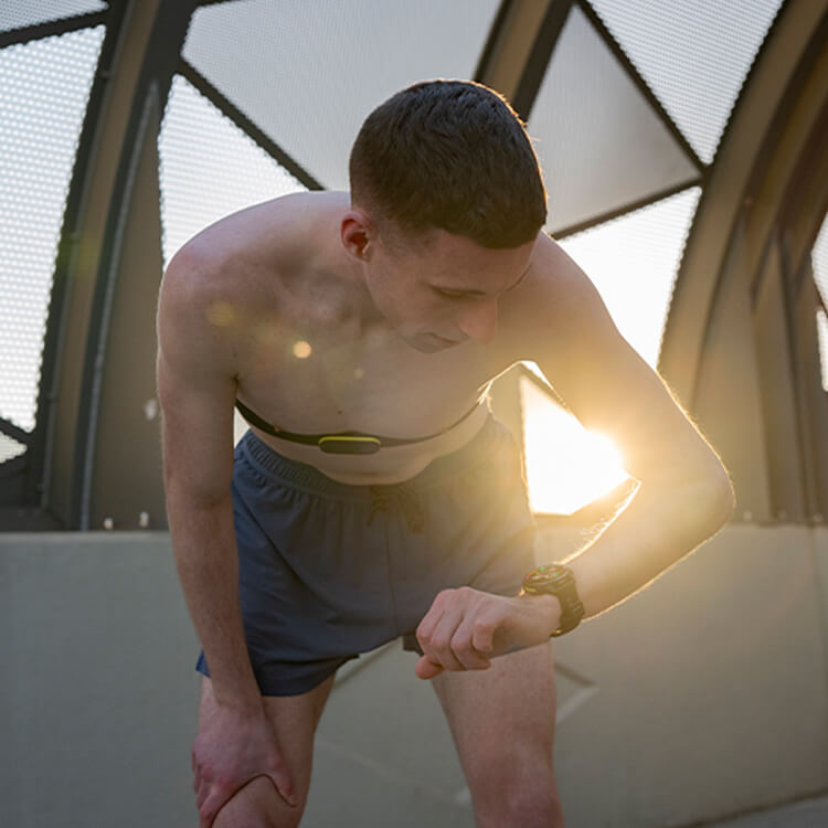 Ragazzo che corre su strada