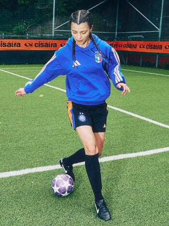 Ragazza che gioca a calcio in campo