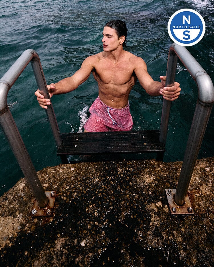Ragazzi che indossano costumi North Sails
