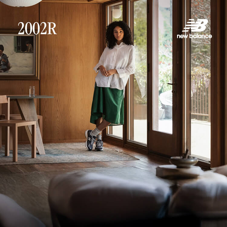 Ragazza che indossa sneakers New Balance 2002