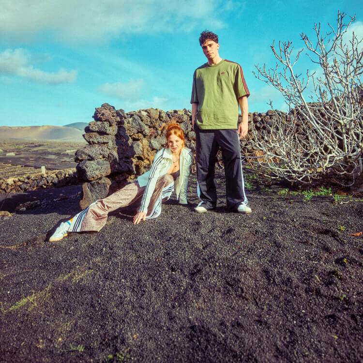 Ragazzi che indossano abbigliamento adidas Originals