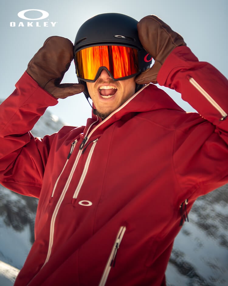 Ragazzo in pista da sci che indossa casco e maschera Oakley