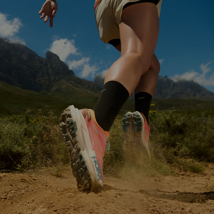 Persona che fa trail running