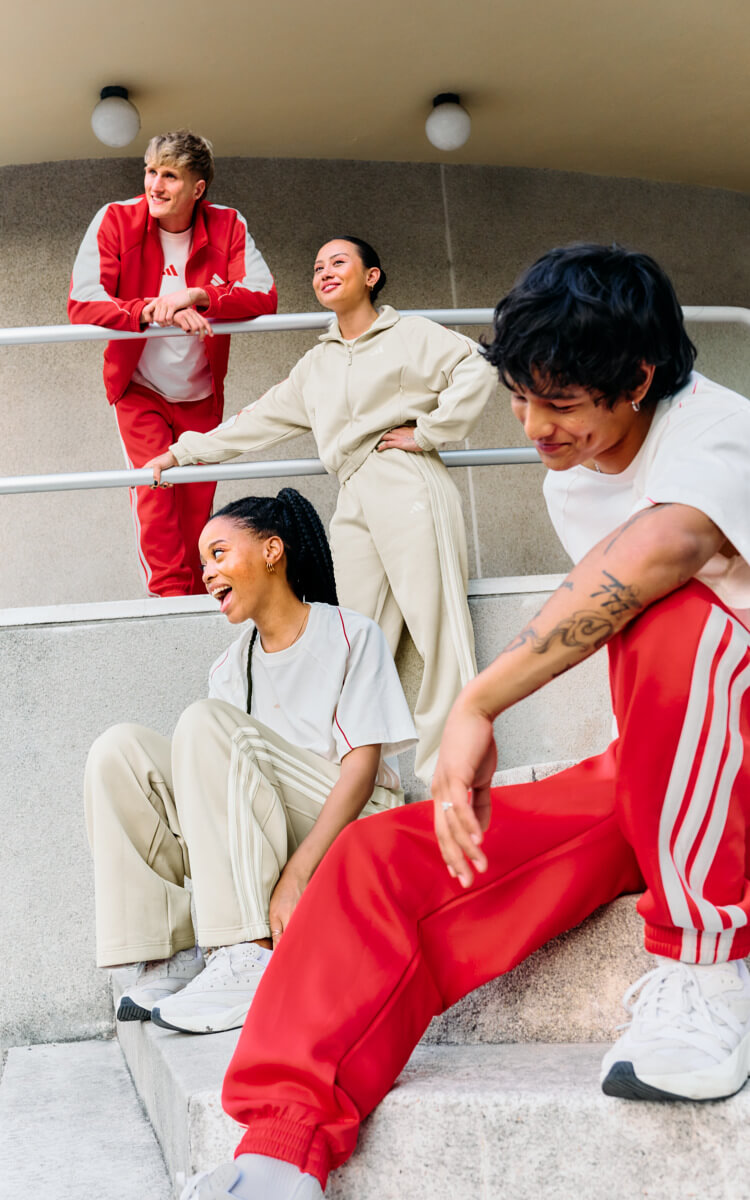 Ragazzi che indossano abbigliamento sportswear adidas Stadium