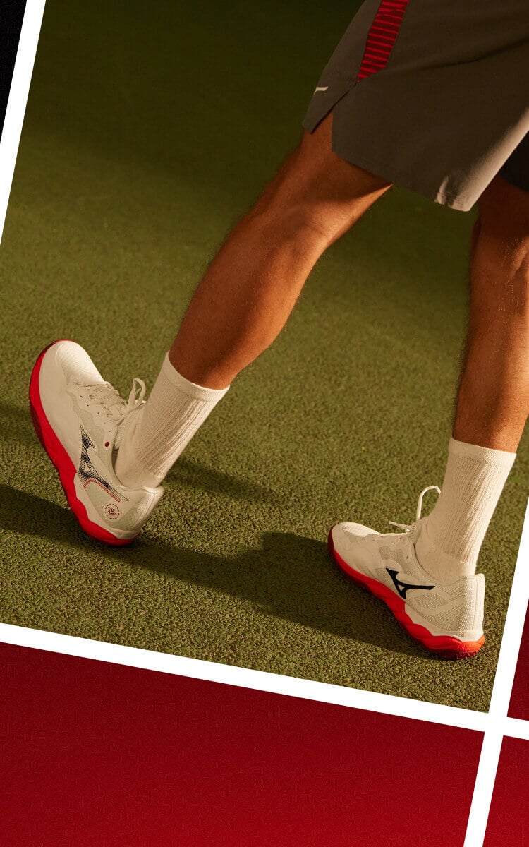Ragazzo che gioca a tennis con scarpe Mizuno Wave Enforce Court