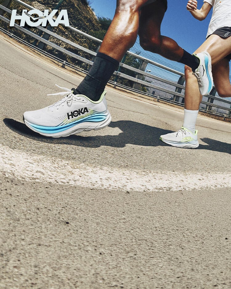 Ragazzi che corrono con scarpe da running Hoka Clifton 11