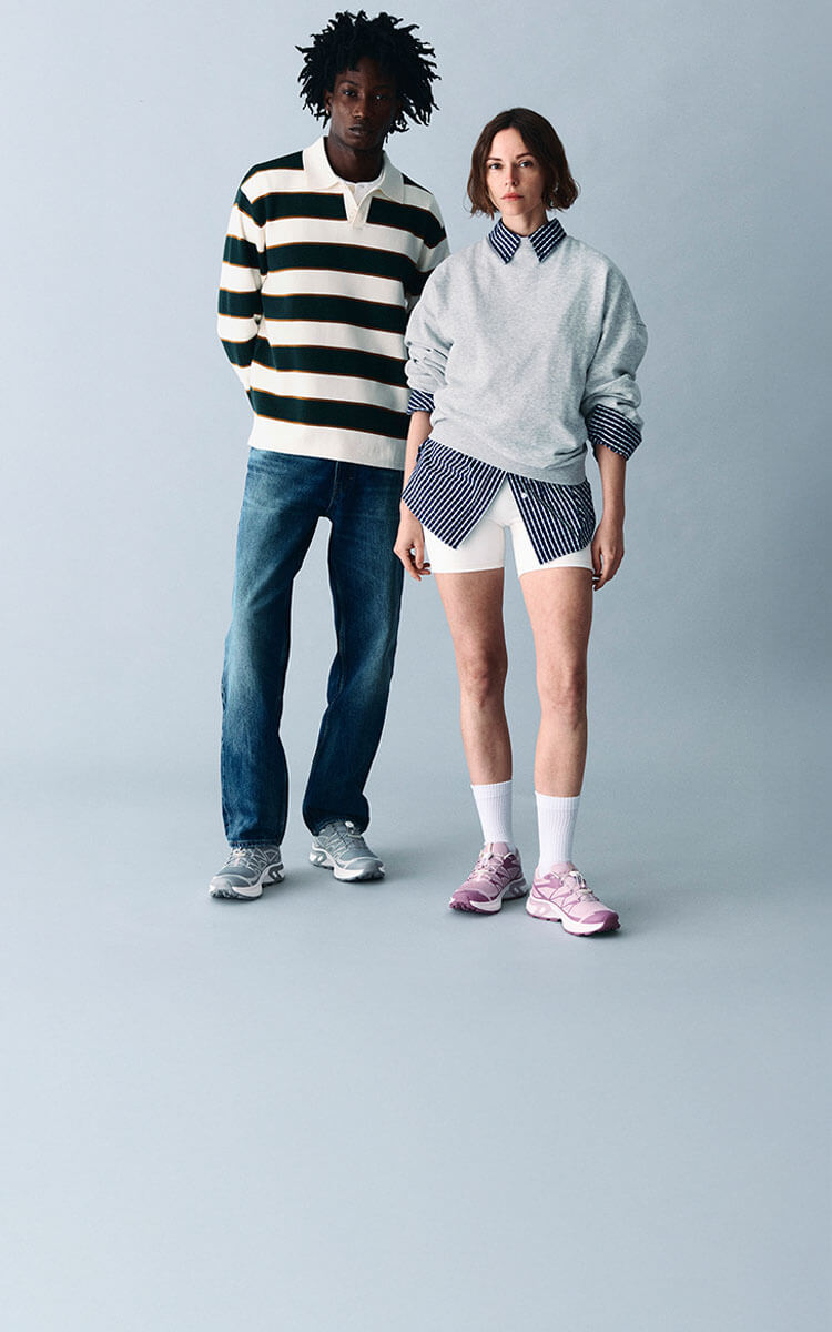 Ragazzi che indossano sneakers Salomon EVR