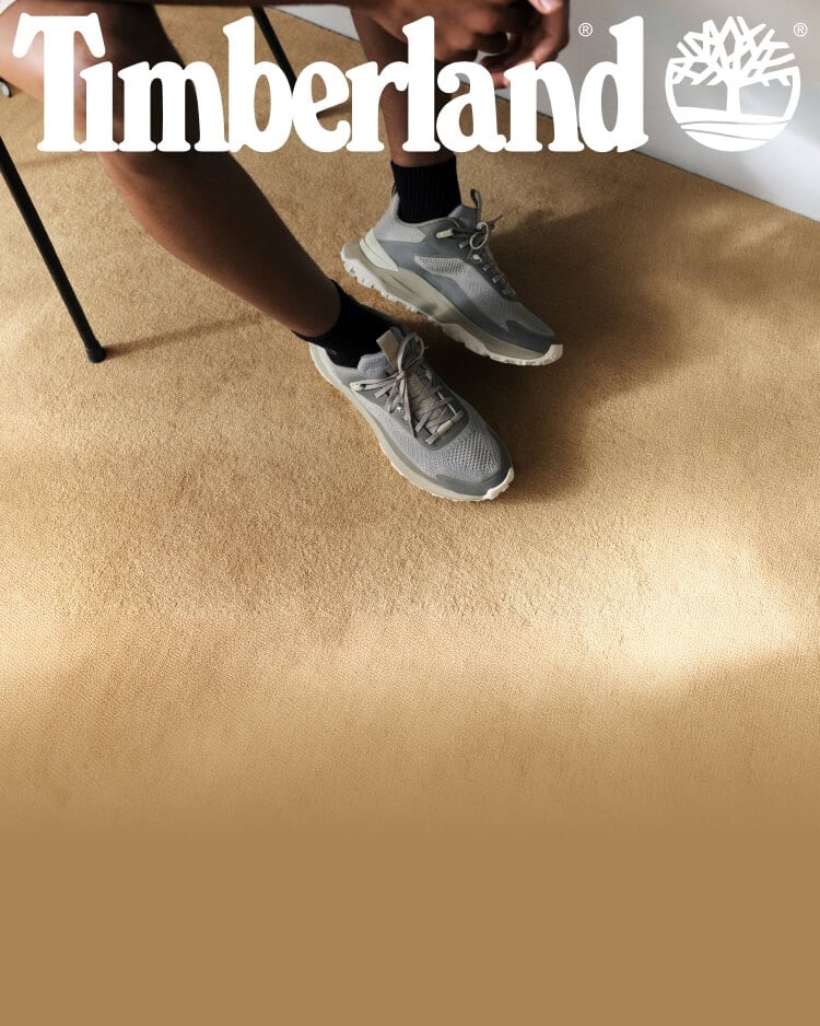 Ragazzo che indossa outfit Timberland