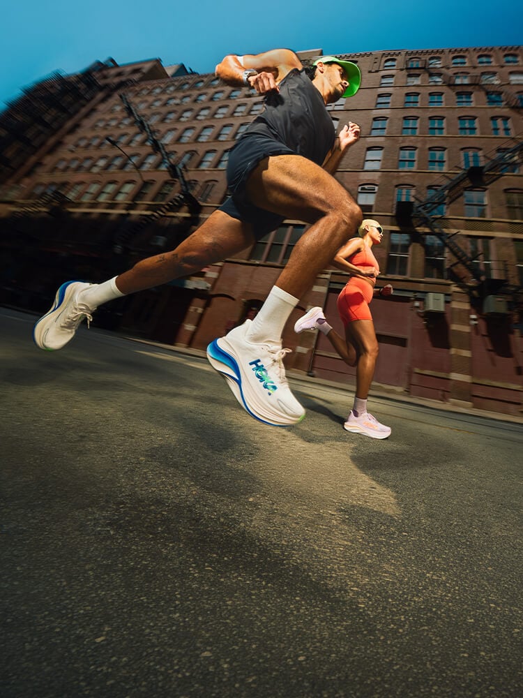 Uomo che corre con scarpe da running Hoka Skyward x 2