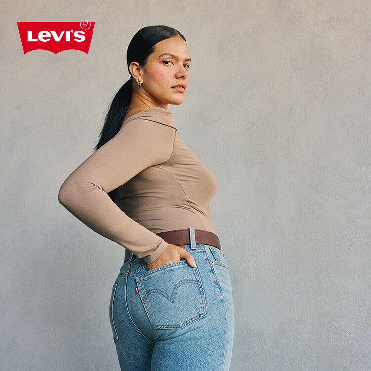 Ragazza che indossa outfit Levi's