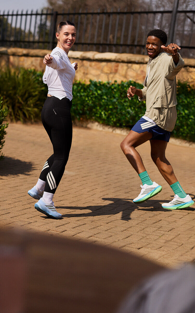 Ragazzi che corrono con scarpe da running adidas Supernova Rise 3