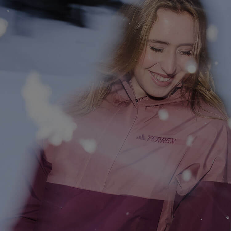 Lara Colturi che indossa abbigliamento adidas Terrex