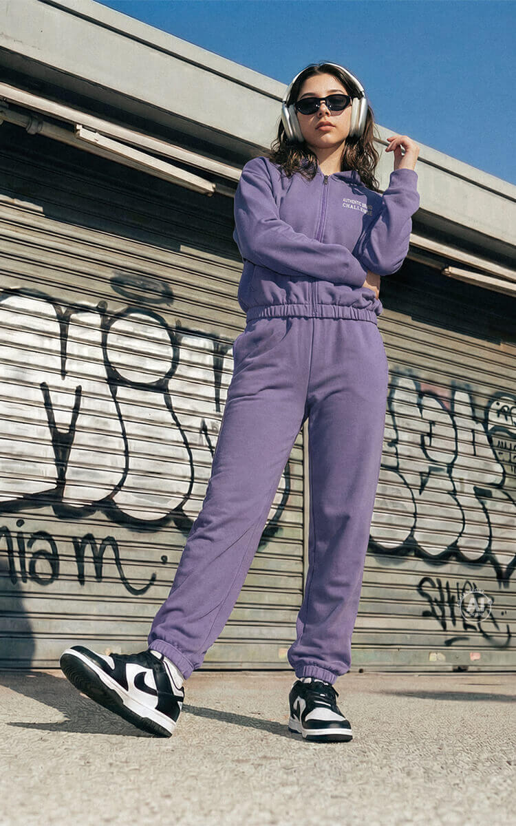 Ragazza che indossa outfit tuta viola Miaemme